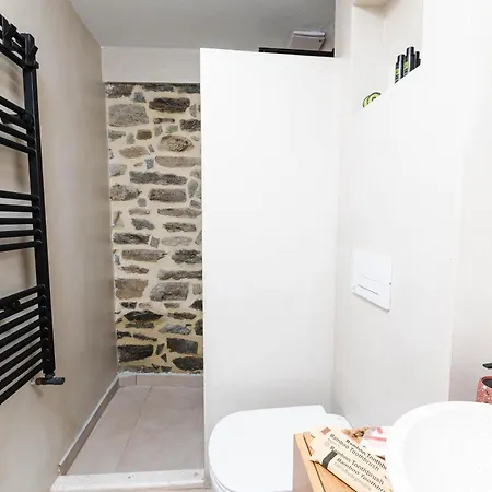 Lithodia - Λιθωδία *