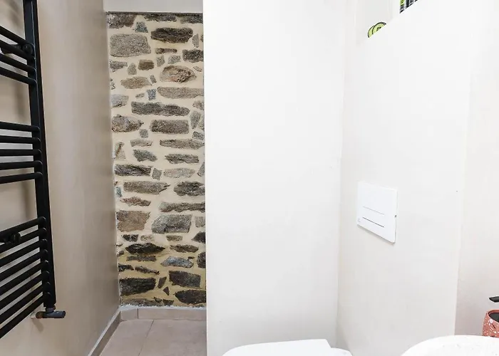 Lithodia - Λιθωδία *